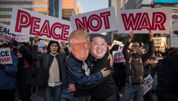 Manifestantes vestidos como o líder norte-coreano Kim Jong-Un e o presidente dos EUA, Donald Trump se abraçam durante um comício pela paz em Seul. - Sputnik Brasil