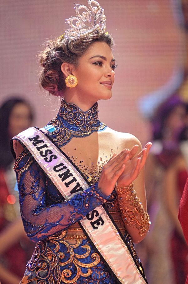 Vencedora do concurso Miss Universo 2017, modelo sul-africana Demi-Leigh Nel-Peters participa do final do concurso Miss Indonésia 2018 em Jacarta - Sputnik Brasil