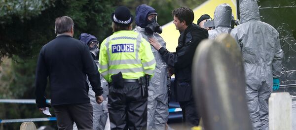 Os membros dos serviços de emergência trabalham no local do túmulo de Luidmila Skripal, esposa do ex-oficial de inteligência russo Sergei Skripal. - Sputnik Brasil