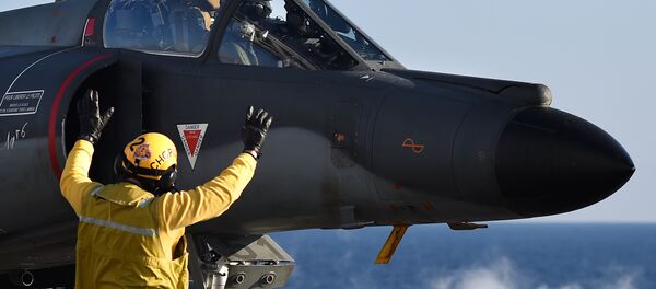 Caça Super Étendard em operação no porta-aviões francês Charles-de-Gaulle em novembro de 2015. Caça Super Étendard em operação no porta-aviões francês Charles-de-Gaulle em novembro de 2015. - Sputnik Brasil