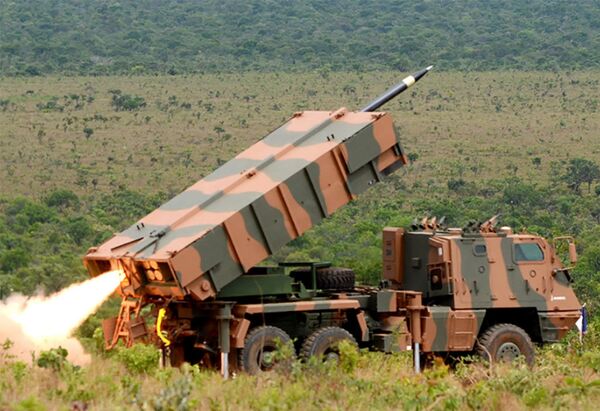 Lançamento de foguete pelo sistema de mísseis Astros II brasileiro - Sputnik Brasil