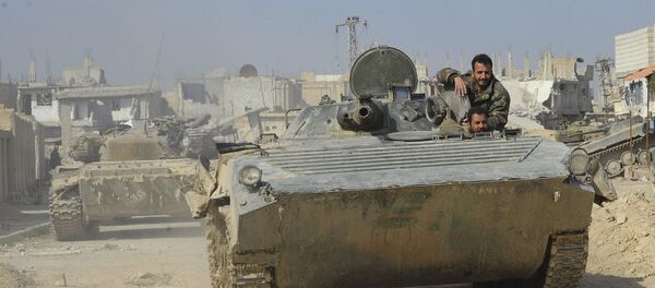 Soldados das tropas governamentais sírias em um veículo armado em Ghouta Oriental - Sputnik Brasil