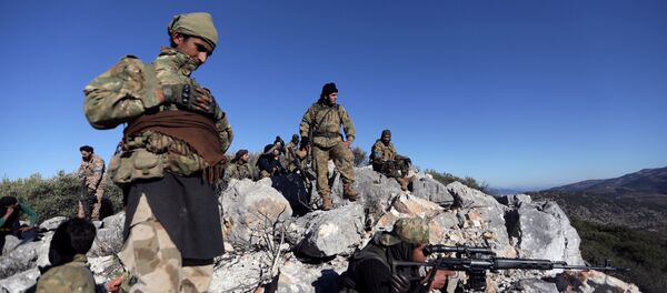 Militantes do Exército Livre da Síria apoiados pela Turquia perto da cidade síria de Afrin, 29 de fevereiro de 2018 Militantes do Exército Livre da Síria apoiados pela Turquia perto da cidade síria de Afrin, 29 de fevereiro de 2018 - Sputnik Brasil