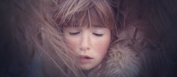 Rosto de uma menina com os olhos fechados - Sputnik Brasil