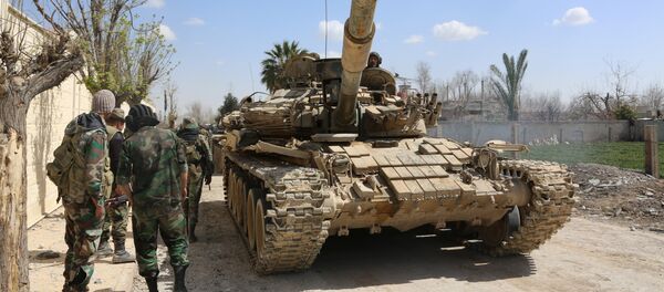 Forças governamentais sírias nos arredores da cidade de Jisreen, na região de Ghouta Oriental, ocupada por rebeldes Forças governamentais sírias nos arredores da cidade de Jisreen, na região de Ghouta Oriental, ocupada por rebeldes - Sputnik Brasil