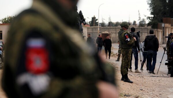 Soldados russos em uma zona onde jornalistas estão à espera de um comboio regressando de Ghouta Oriental - Sputnik Brasil