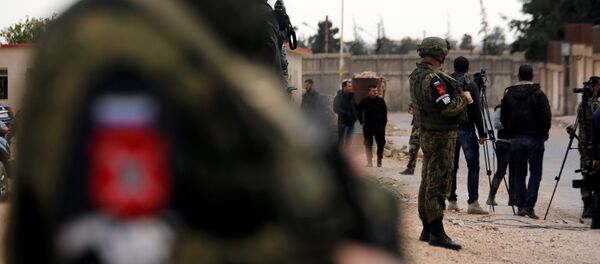 Soldados russos em uma zona onde jornalistas estão à espera de um comboio regressando de Ghouta Oriental - Sputnik Brasil