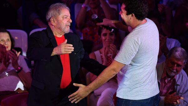 Ex-presidente brasileiro, Luiz Inácio Lula da Silva, saudando Guilherme Boulos, líder do Movimento dos Trabalhadores Sem Teto (MTST), São Paulo, 18 de janeiro de 2018 - Sputnik Brasil