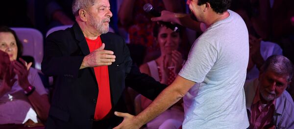 Ex-presidente brasileiro, Luiz Inácio Lula da Silva, saudando Guilherme Boulos, líder do Movimento dos Trabalhadores Sem Teto (MTST), São Paulo, 18 de janeiro de 2018 - Sputnik Brasil