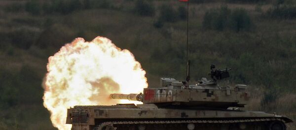 Tanque chinês Type 96 participa do Biatlo de Tanques realizado na Rússia em agosto de 2016 - Sputnik Brasil