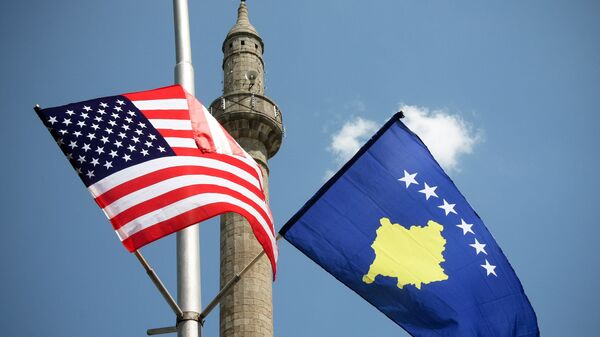 Bandeiras dos EUA e do Kosovo em Pristina, capital do Kosovo - Sputnik Brasil