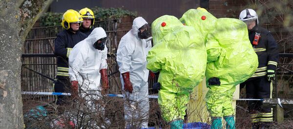 Officials in protective suits check their equipment before repositioning the forensic tent, covering the bench where Sergei Skripal and his daughter Yulia were found, in the centre of Salisbury, Britain, March 8, 2018 - Sputnik Brasil