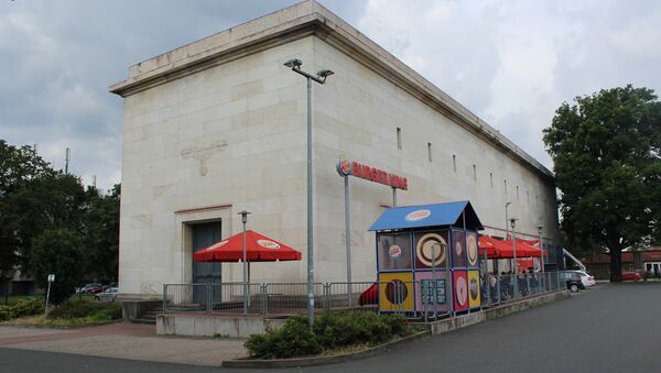 Um usuário da Reddit publicou uma foto de um restaurante Burger King em Nuremberg localizado dentro da construção de uma subestação de energia local de Adolf Hitler - Sputnik Brasil