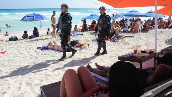 Policiais mexicanos patrulham praia de Cancún, foto de arquivo - Sputnik Brasil