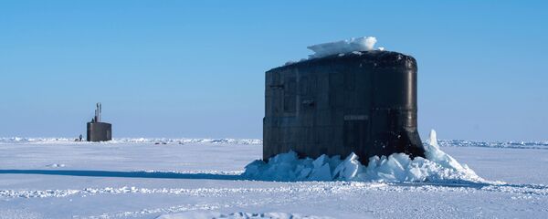 Submarinos norte-americanos USS Connecticut e USS Hartford emergem do gelo no Ártico - Sputnik Brasil