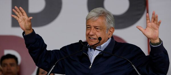 O favorito da corrida eleitoral mexicana e candidato presidencial da esquerda mexicana, Andrés Manuel Lopez Obrador - Sputnik Brasil