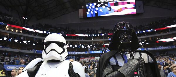 Darth Vader e Storm Trooper durante hino nacional antes do jogo de basquete NBA entre LA Clippers e Dallas Mavericks, em Dallas, 2 de dezembro de 2017 - Sputnik Brasil