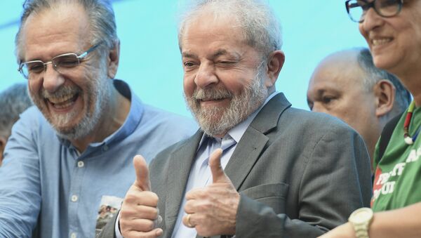 Ex-presidente do Brasil Luiz Inácio Lula da Silva, no centro, gesticula aos manifestantes, em Porto Alegre. - Sputnik Brasil