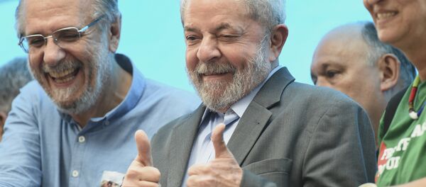 Ex-presidente do Brasil Luiz Inácio Lula da Silva, no centro, gesticula aos manifestantes, em Porto Alegre. - Sputnik Brasil