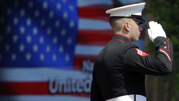 Um oficial do Corpo do Marinha dos EUA durante a cerimônia de hasteamento da bandeira na abertura oficial do Dia Nacional dos EUA na Itália, em 2015. - Sputnik Brasil