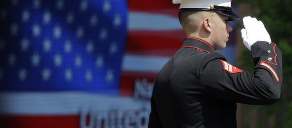 Um oficial do Corpo do Marinha dos EUA durante a cerimônia de hasteamento da bandeira na abertura oficial do Dia Nacional dos EUA na Itália, em 2015. - Sputnik Brasil