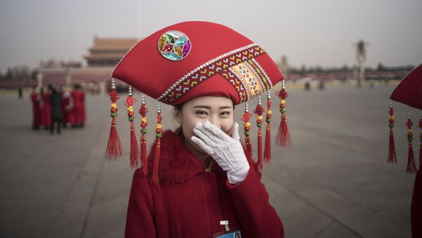 Moça da equipe de hospitalidade durante o Congresso Nacional do Povo, na Praça Tiananmen em Pequim, China - Sputnik Brasil