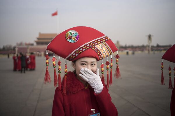 Moça da equipe de hospitalidade durante o Congresso Nacional do Povo, na Praça Tiananmen em Pequim, China - Sputnik Brasil