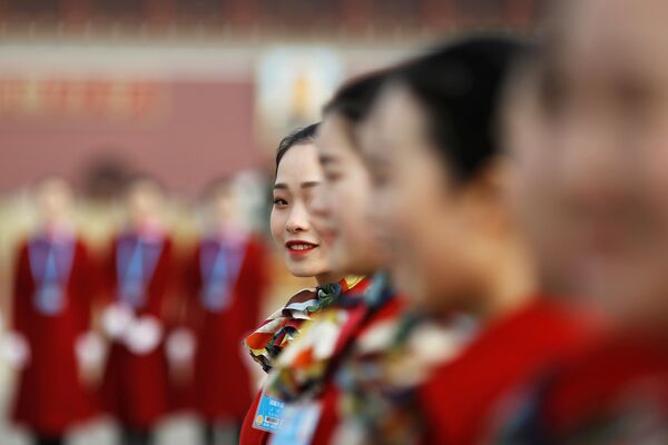 Moças da equipe de hospitalidade posam para fotos durante o Congresso Nacional do Povo, na Praça Tiananmen em Pequim, China - Sputnik Brasil