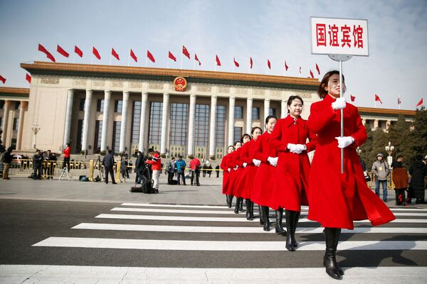 Moças da equipe de hospitalidade perto do Grande Salão do Povo, onde decorre o Congresso Nacional do Povo, na Praça Tiananmen em Pequim, China - Sputnik Brasil