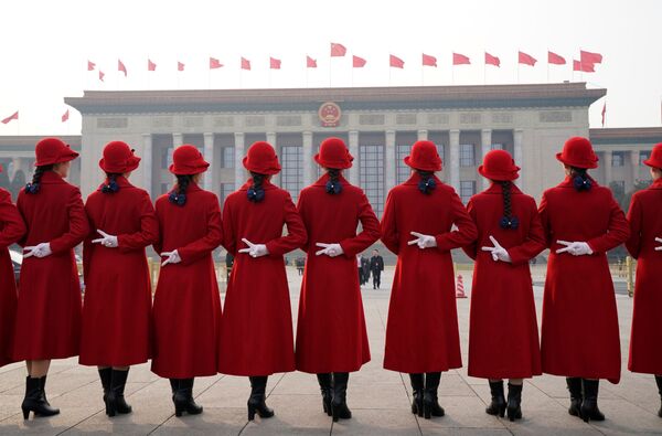 Moças da equipe de hospitalidade perto do Grande Salão do Povo, onde decorre o Congresso Nacional do Povo, na Praça Tiananmen em Pequim, China - Sputnik Brasil