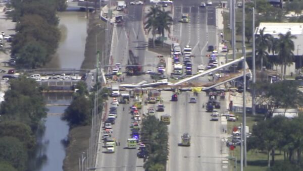 Frame de vídeo mostra o trabalho de resgate após desabamento de ponte na Flórida - Sputnik Brasil