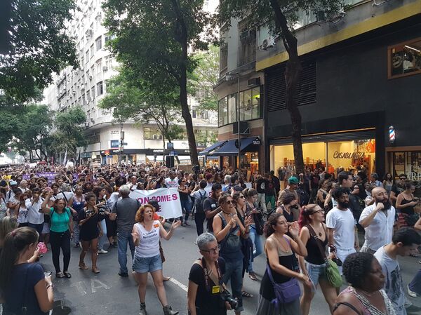Vigília por Marielle Franco, vereadora do PSOL assassinada a tiros no Rio de Janeiro, reúne milhares de pessoas no centro da cidade. - Sputnik Brasil