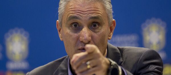 Tite, técnico da seleção brasileira, gesticula durante entrevista coletiva. - Sputnik Brasil