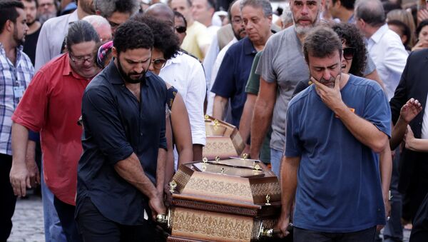 Marcelo Freixo carrega caixão de Marielle Franco. - Sputnik Brasil