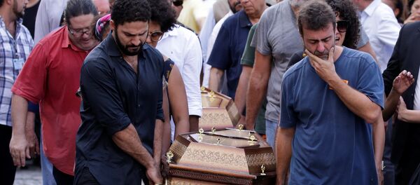 Marcelo Freixo carrega caixão de Marielle Franco. - Sputnik Brasil