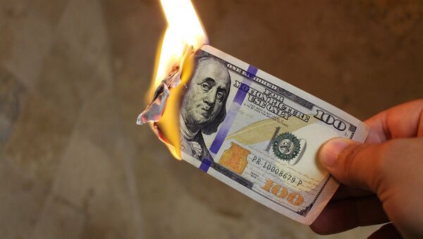Nota de 100 dólares em chamas - Sputnik Brasil