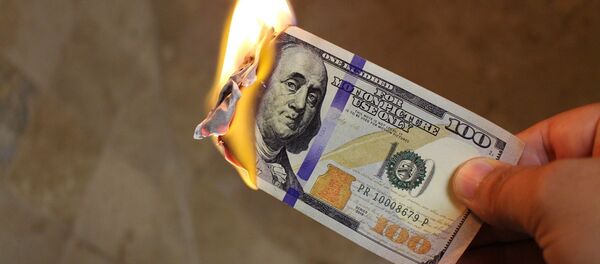 Nota de 100 dólares em chamas - Sputnik Brasil