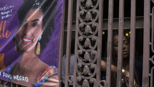 Mulher perto de cartaz de vereadora Marielle Franco, Rio de Janeiro - Sputnik Brasil