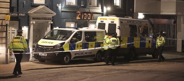 Polícia britânica na área interditada, onde o ex-espião Sergei Skripal foi encontrado com sintomas de envenenamento - Sputnik Brasil