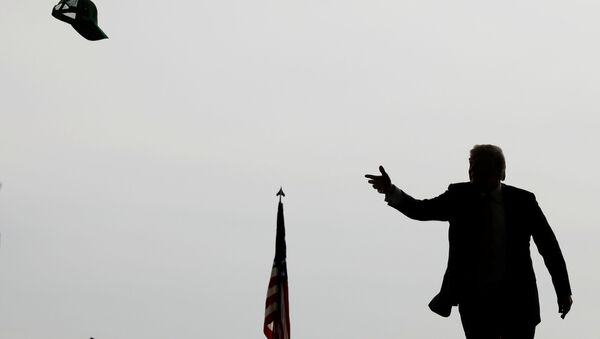 Presidente dos EUA, Donald Trump, joga boné à multidão antes de discursar perante fuzileiros navais na base de Miramar, San Diego, Califórnia - Sputnik Brasil