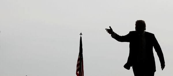 Presidente dos EUA, Donald Trump, joga boné à multidão antes de discursar perante fuzileiros navais na base de Miramar, San Diego, Califórnia - Sputnik Brasil