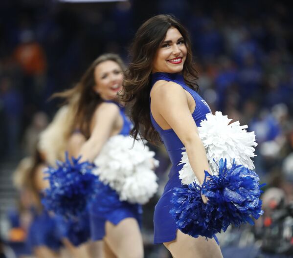 Animadoras de torcida durante jogo de basquete entre equipes de Kentucky e Tennessee, EUA - Sputnik Brasil