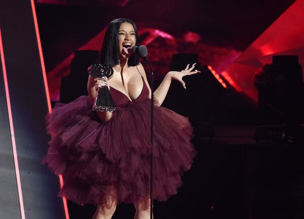 Cantora Cardi B durante cerimônia iHeartRadio Music Awards, Califórnia, EUA - Sputnik Brasil