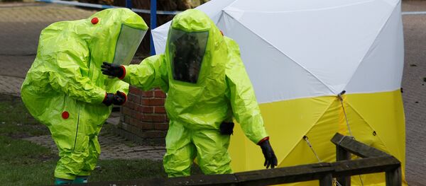 Oficiais analisam local onde Sergei e Yulia Skripal foram encontrados envenenados. - Sputnik Brasil
