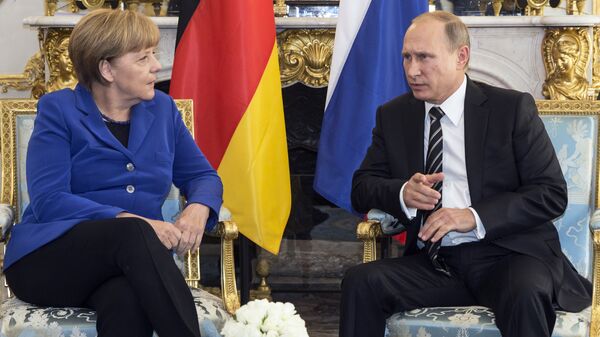 Chanceler alemã, Angela Merkel (à esquerda) conversa com Vladimir Putin (à direita) durante encontro bilateral paralelo a encontro sobre a Ucrânia. Reunião aconteceu na cidade Paris, na França, no Palácio Elysee. - Sputnik Brasil