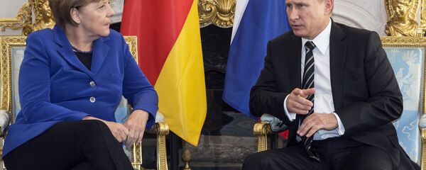 German Chancellor Angela Merkel, left, discusses with Russian President Vladimir Putin during a bilateral prior to a summit on Ukraine at the Elysee Palace in Paris, France - Sputnik Brasil
