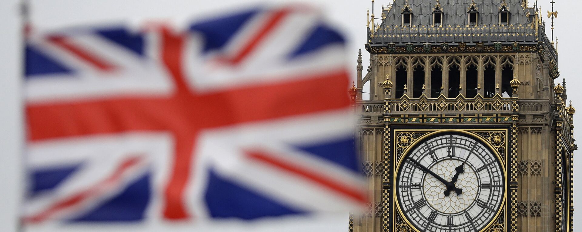 Bandeira nacional do Reino Unido com a torre Big Ben ao fundo, Londres - Sputnik Brasil, 1920, 27.12.2021