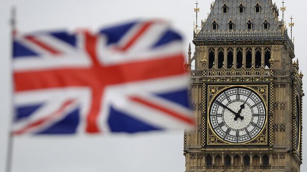 Bandeira nacional do Reino Unido com a torre Big Ben ao fundo, Londres - Sputnik Brasil