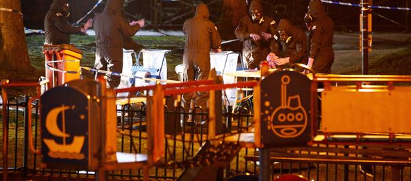 Membros de equipes de emergência nas imediações de onde foram encontrados Sergei e Yulia Skripal, na cidade de Salisbury, no Reino Unido; - Sputnik Brasil