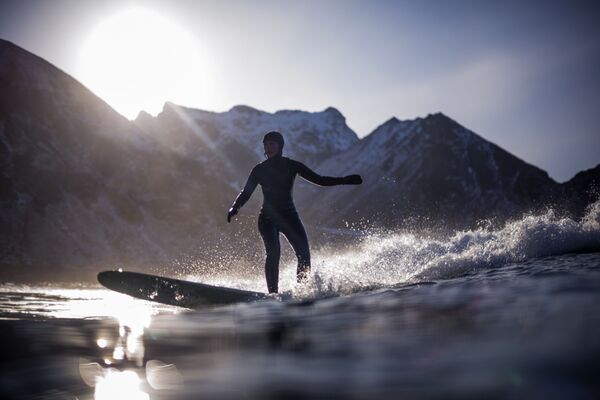 Surfista na onda, arquipélago Lofoten, Noruega - Sputnik Brasil